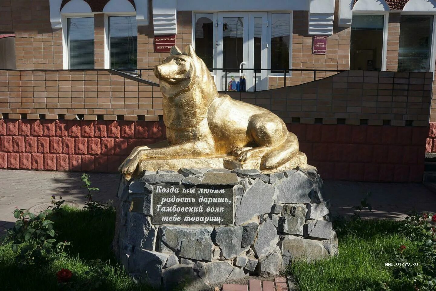 Памятник волку в Тамбове. Статуя Тамбовский волк в Тамбове. Памятник Тамбовскому волку в Тамбове на улице Октябрьской. Октябрьская 95 Тамбов памятник волку. Памятник тамбовскому волку