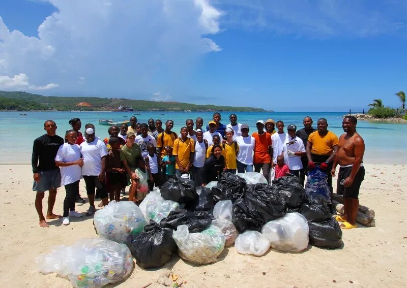 Beach clean. Уборка мусора в океане. Мусор на пляже. Спасение мирового океана. Мировой океан уборка мусора.