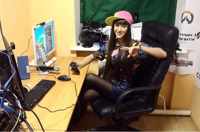 Муж геймер. Жена геймер. Жена геймер. Девушка и парень за компом. Стиль геймера одежда.