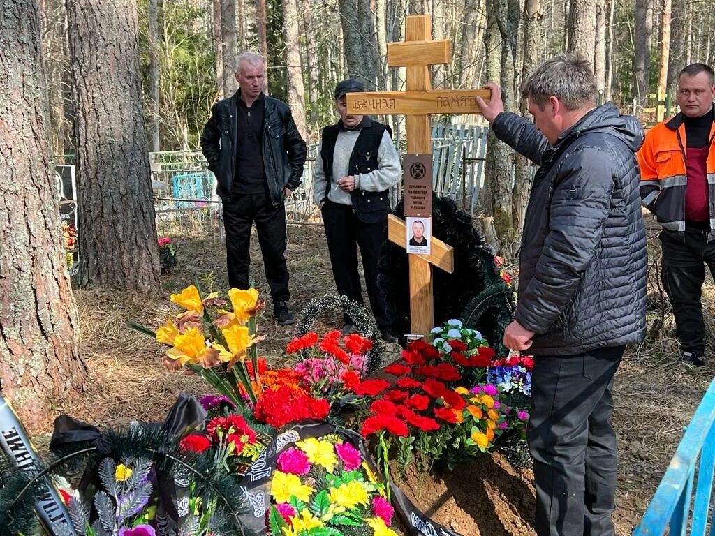 Сводка погибших на сво. Кладбище. Могила на кладбище. Кладбище на севере.