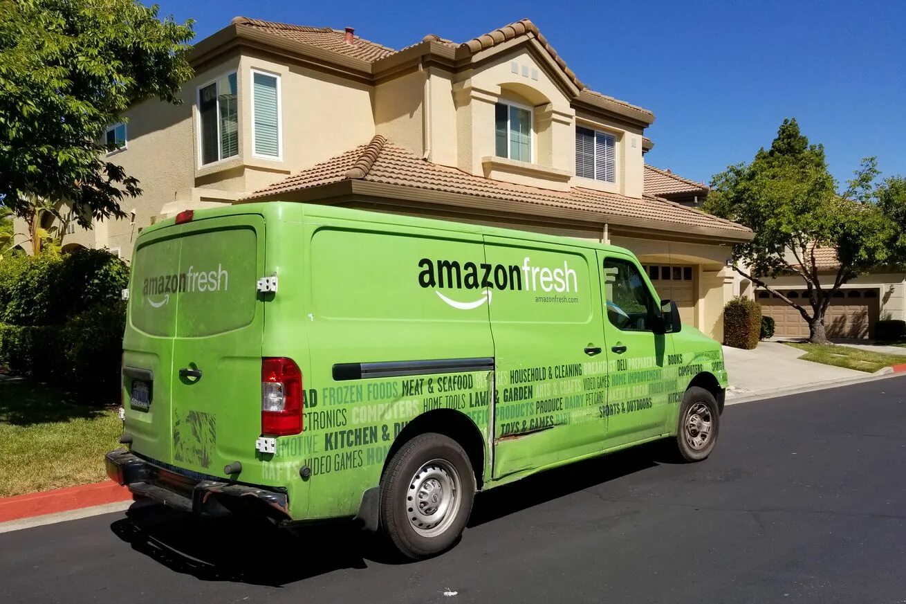 Amazon заказать. Машина Amazon. Амазон машина доставки. Amazon фургон. Amazon доставка.