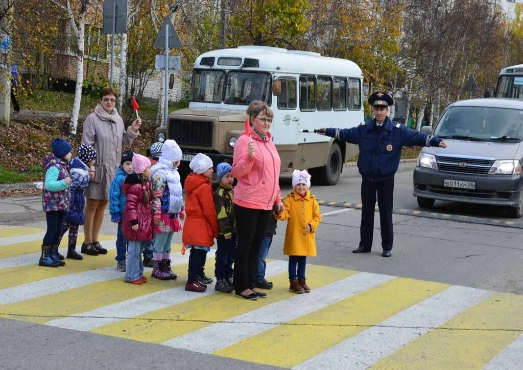 Участники дорожного движения. Участники дорожного движения фото. День пешехода в детском саду. Школьники переходят дорогу. Видео безопасность на дороге