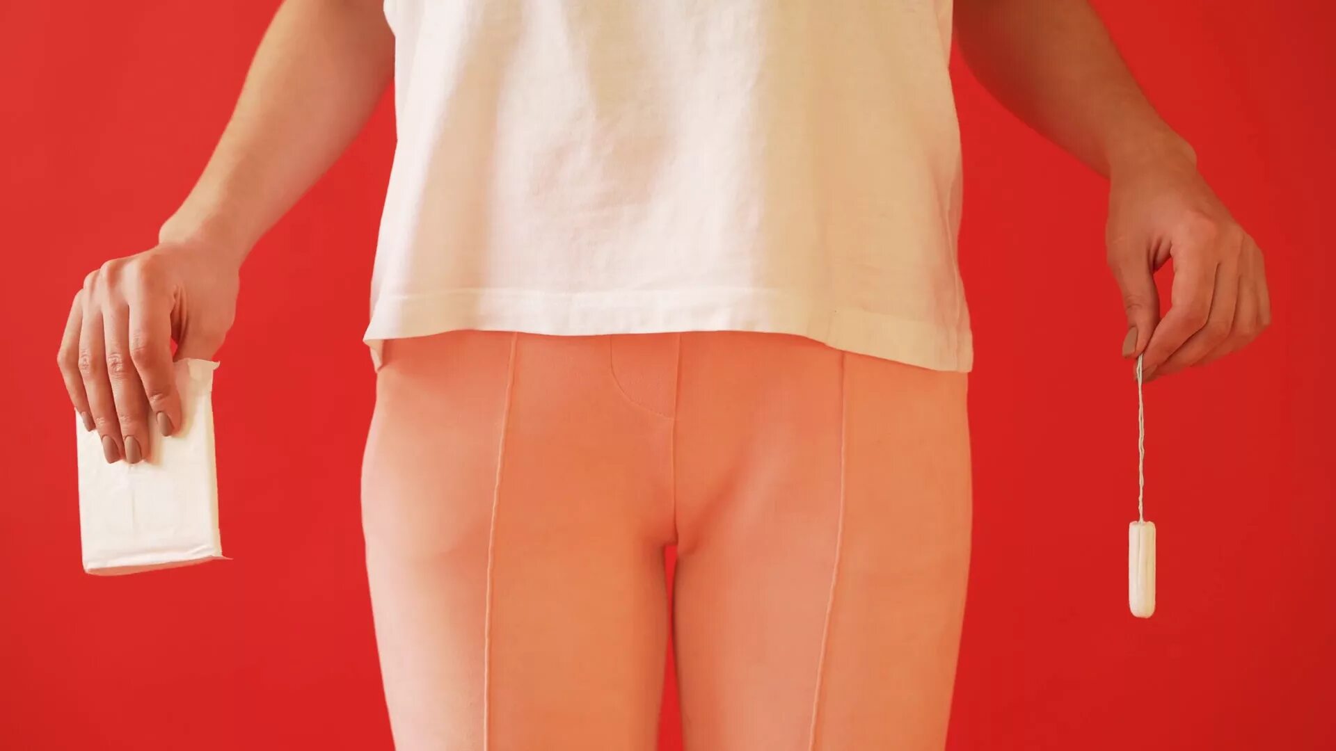 Девушки во время месячных видео. Грелка на живот. Вязаные трусы. Девушки во время месячных видео. Болезненные месячные у женщин.