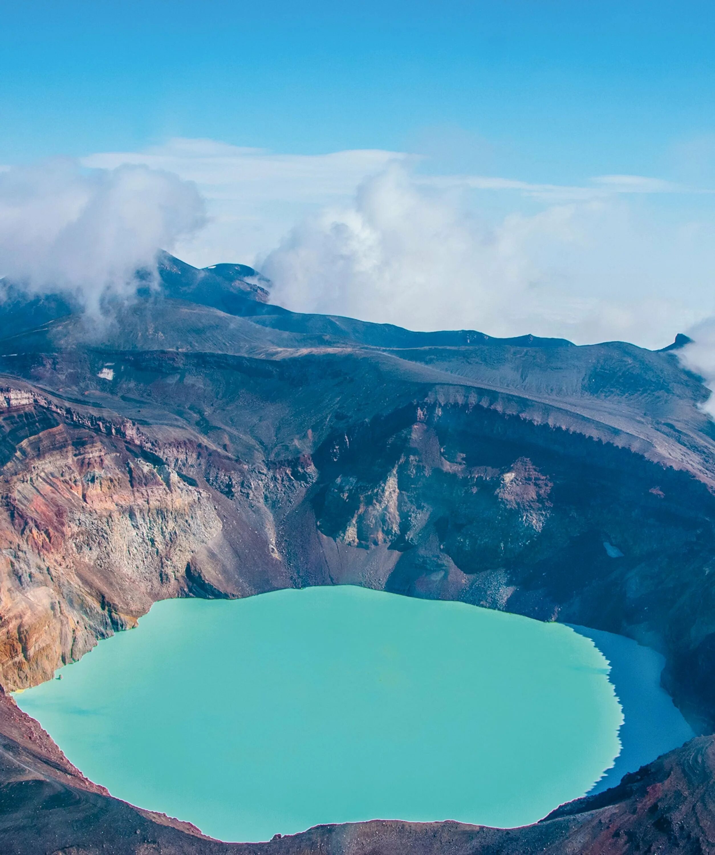 Действующий стратовулкан малый семячик. Озеро вулкан. Малый семячик кислотное озеро в вулкане. Озеро вулкан. Вулкан малый семячик камчатка.