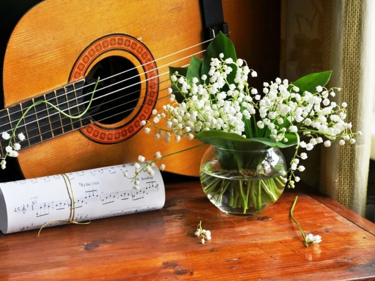Маме на день рождения на гитаре. Музыкальный букет. Музыкальные инструменты и цветы. Гитара и букет цветов. Гитара цветы.