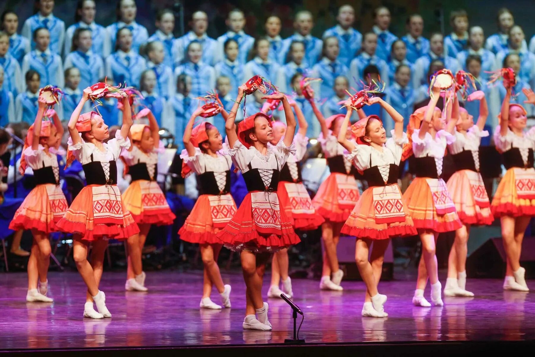 Ансамбль песни и пляски локтева. Ансамбль им локтева. Оркестр ансамбля локтева. Солисты ансамбля локтева. Ансамбль дворца пионеров имени локтева.