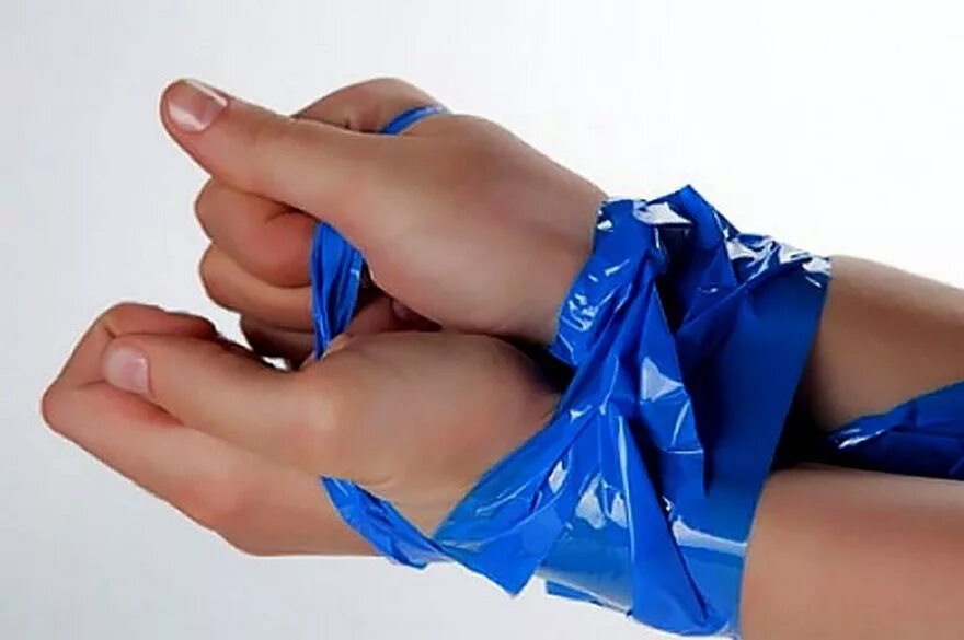 связанные с заклеенным ртом. связанная девочка скотчем. саммер каммингс мумификация. связать девушку скотчем руки. связать девушку скотчем руки.