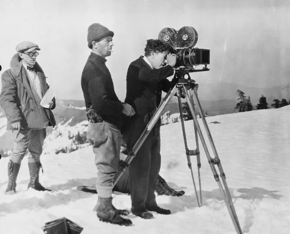 Появление в россии кинематографа 1930. Чарли Чаплин с кинокамерой. Чаплин на съемках. Чарли Чаплин с камерой. Чарли Чаплин фото со съемок.