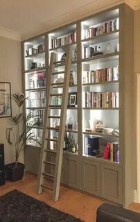 Книжные полки в шкафу