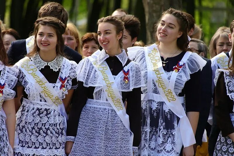 Номера на последний звонок 11. Последний звонок 11 класс. Выпускники 11 класса. Фотосессия последний звонок. Выпускницы 11 класса.