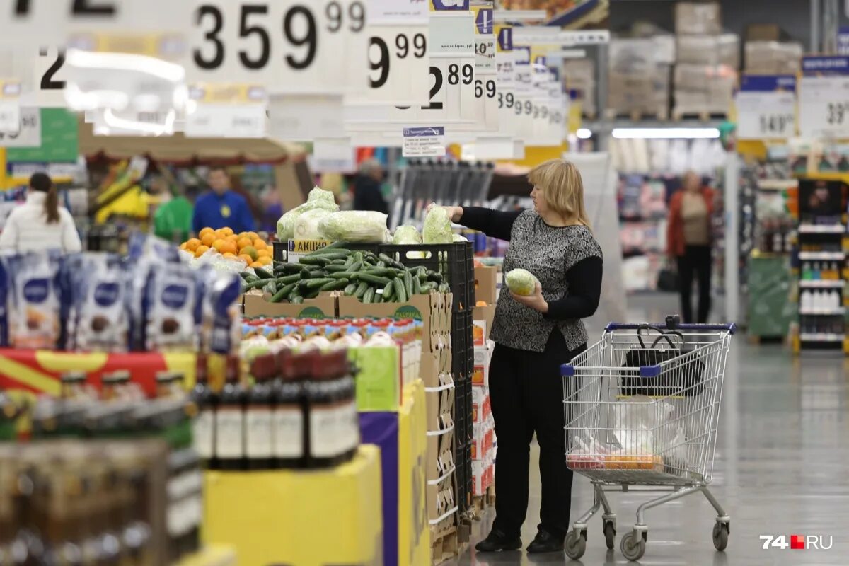 Покупатель в магазине. Можно ли идти в магазин. Ездием за продуктами. Люди в магазине. Поход в магазин.