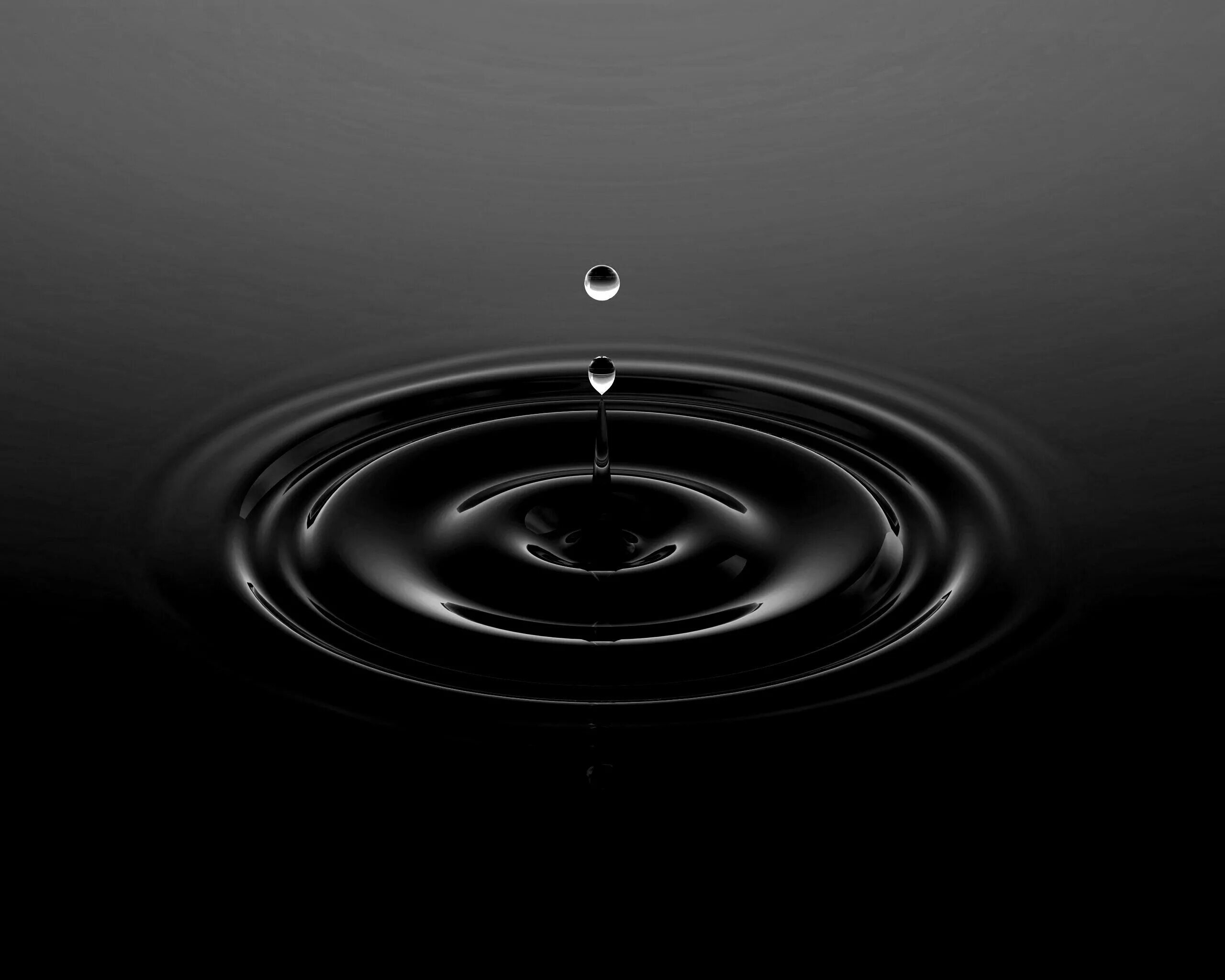 Капли на черном фоне. Капли воды. Круги на воде. Вода на черном фоне. Черные капли.