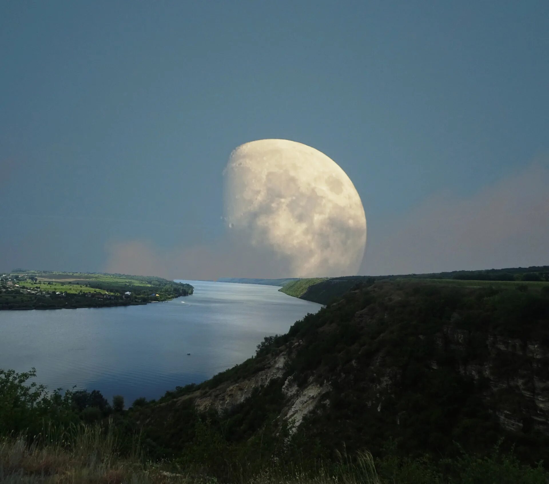 Луна свердловская область. Восход Луны, Эрнандес, Нью-Мексико. Восход Луны Лахо центр. «Восход Луны над Нью-Мексико».. Восходящая Луна.