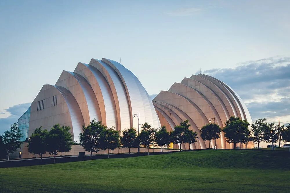 World famous building. Центр искусств Кауфман в США. . Центр исполнительских искусств Кауфмана (Канзас-Сити, США). Моше Сафди. Моше Сафди проекты.
