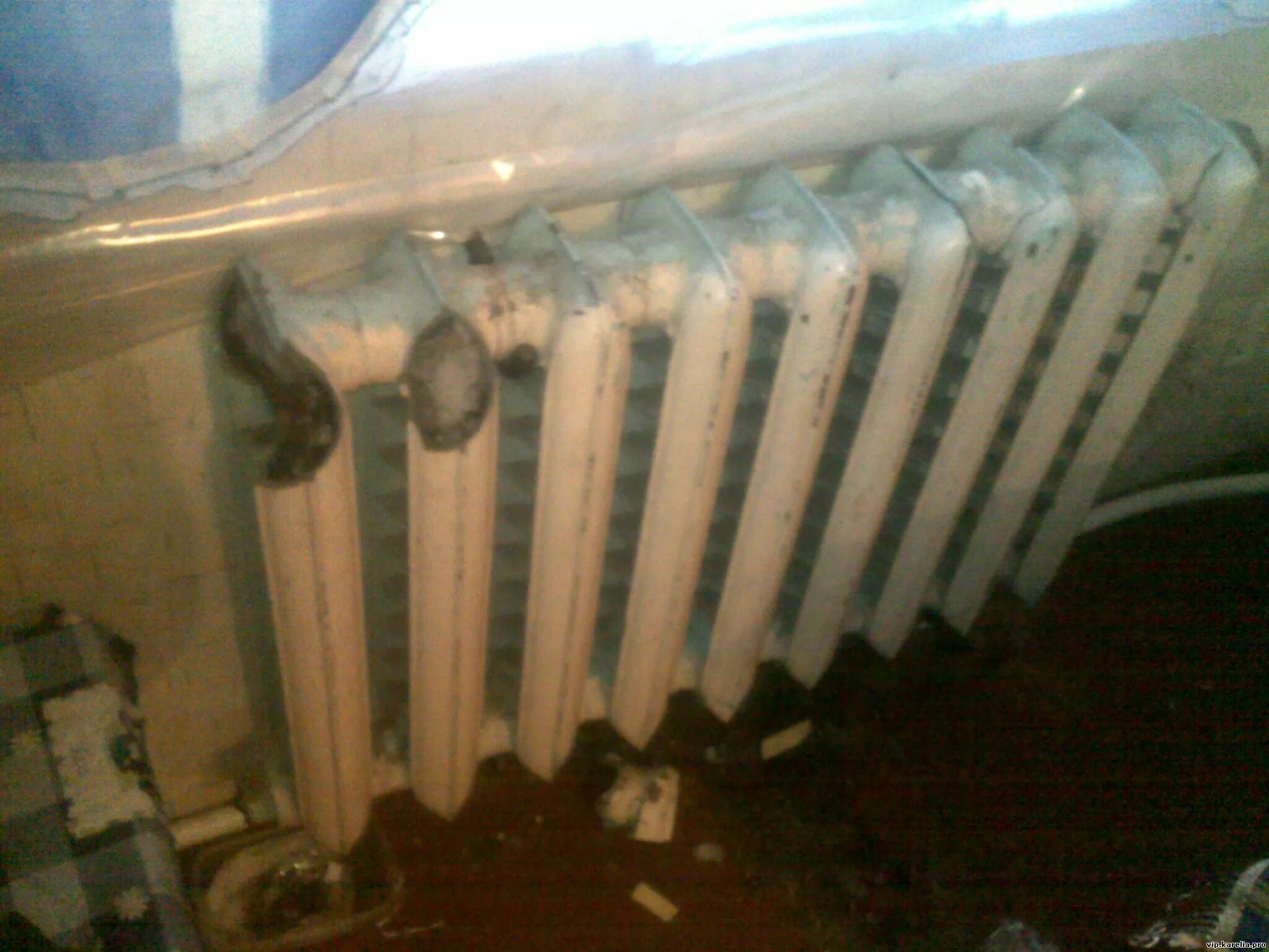 Прорвало радиатор отопления. Лопнуло отопление. Лопнул радиатор отопления. Лопнула чугунная батарея. Чугунные трубы для отопления.