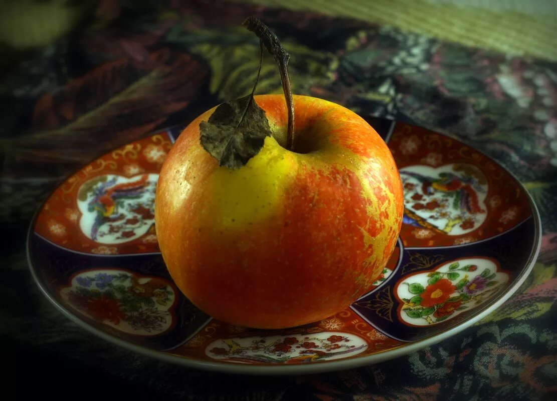 яблоко арт. волшебное яблоко. волшебное яблоко. яблоко на тарелке. отравленное яблоко.