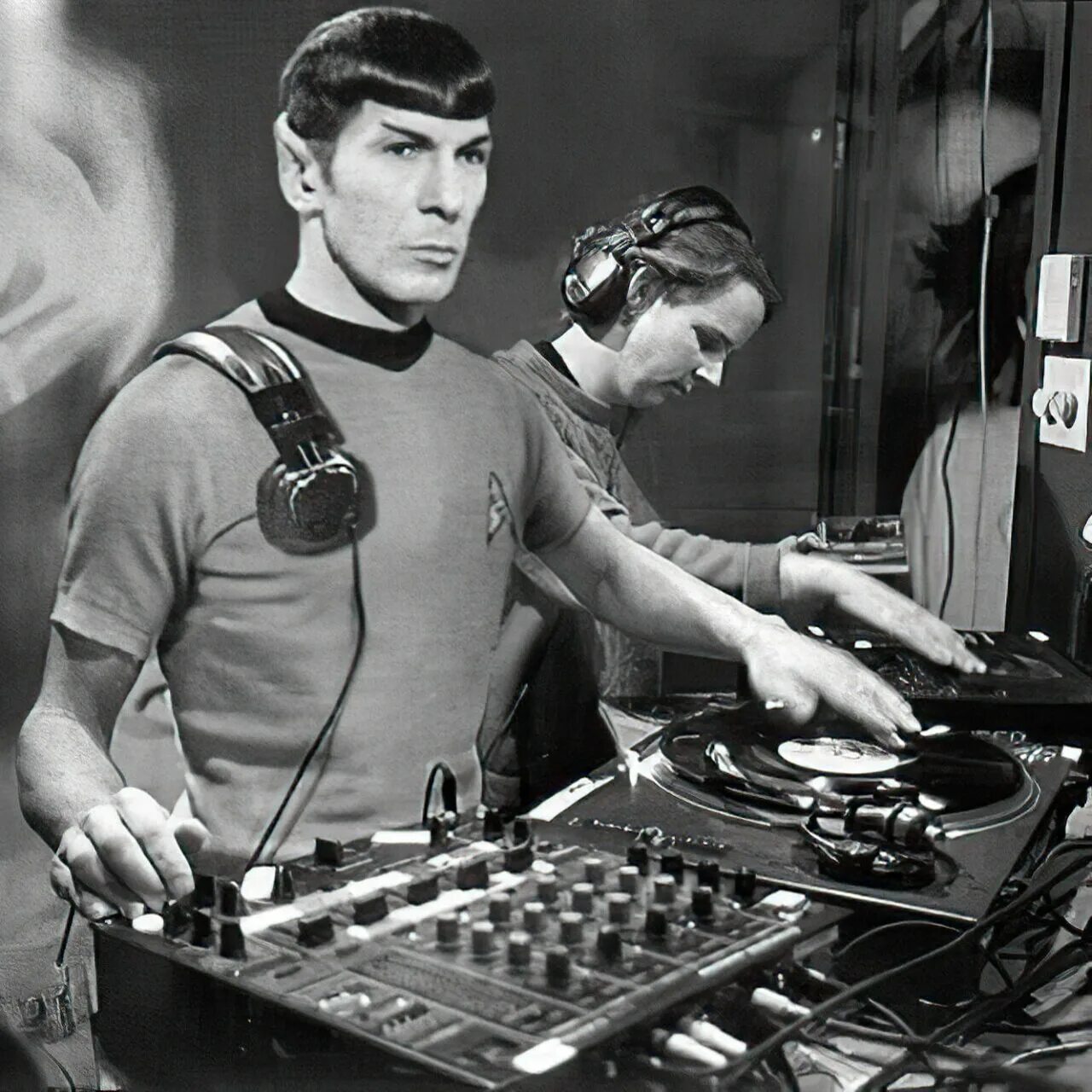 Диск жокей 80-х. Диджей во весь рост рисунок. Человек с граммофоном вода. Виниловые пластинки диджей. Иллюстрация диджей в стиле ретро.