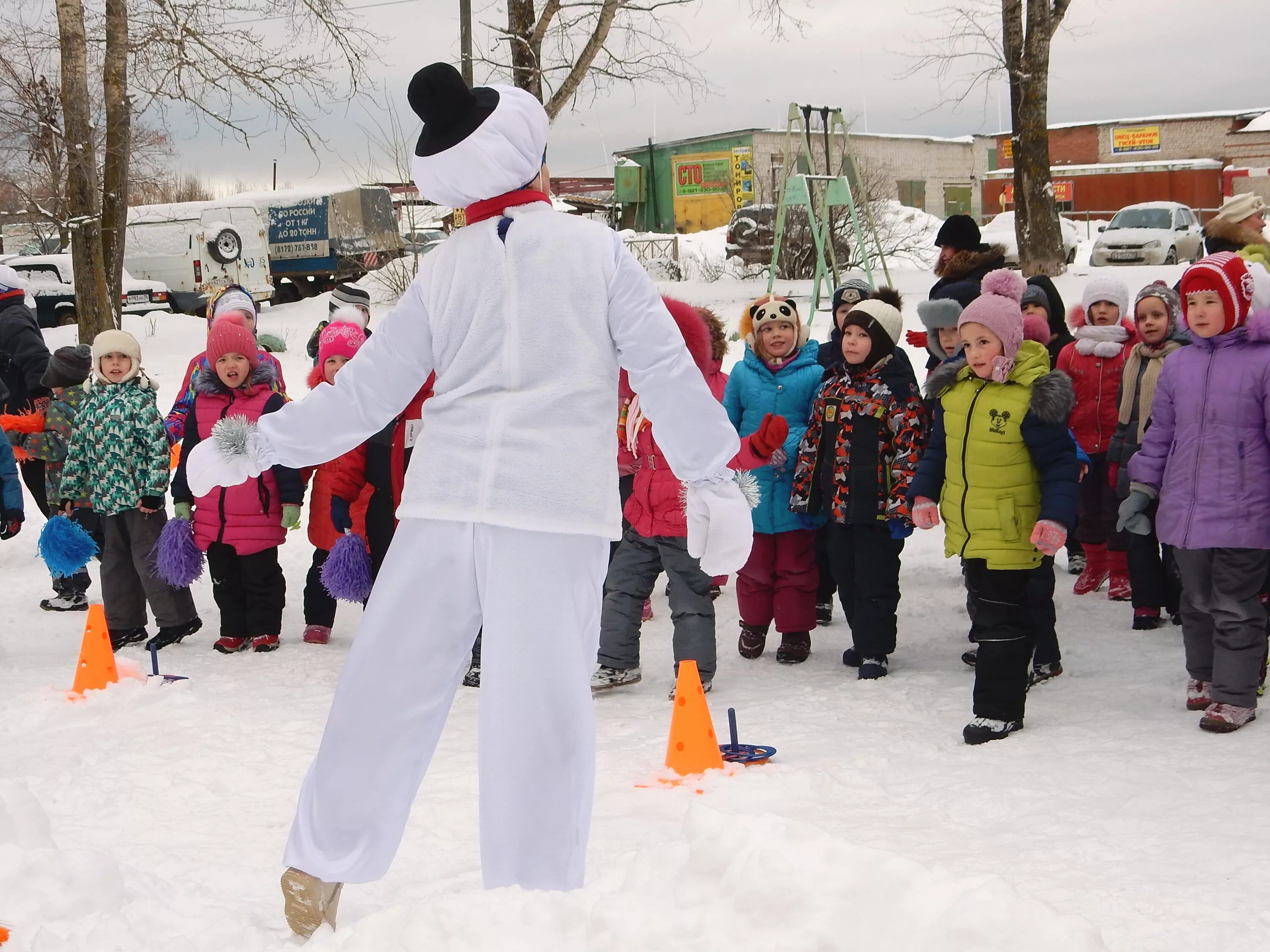 веселые старты зимой на улице для детей. веселые старты зимой на улице в детском саду. спортивные соревнования для детей на улице. новогодние забавы для детей на улице.