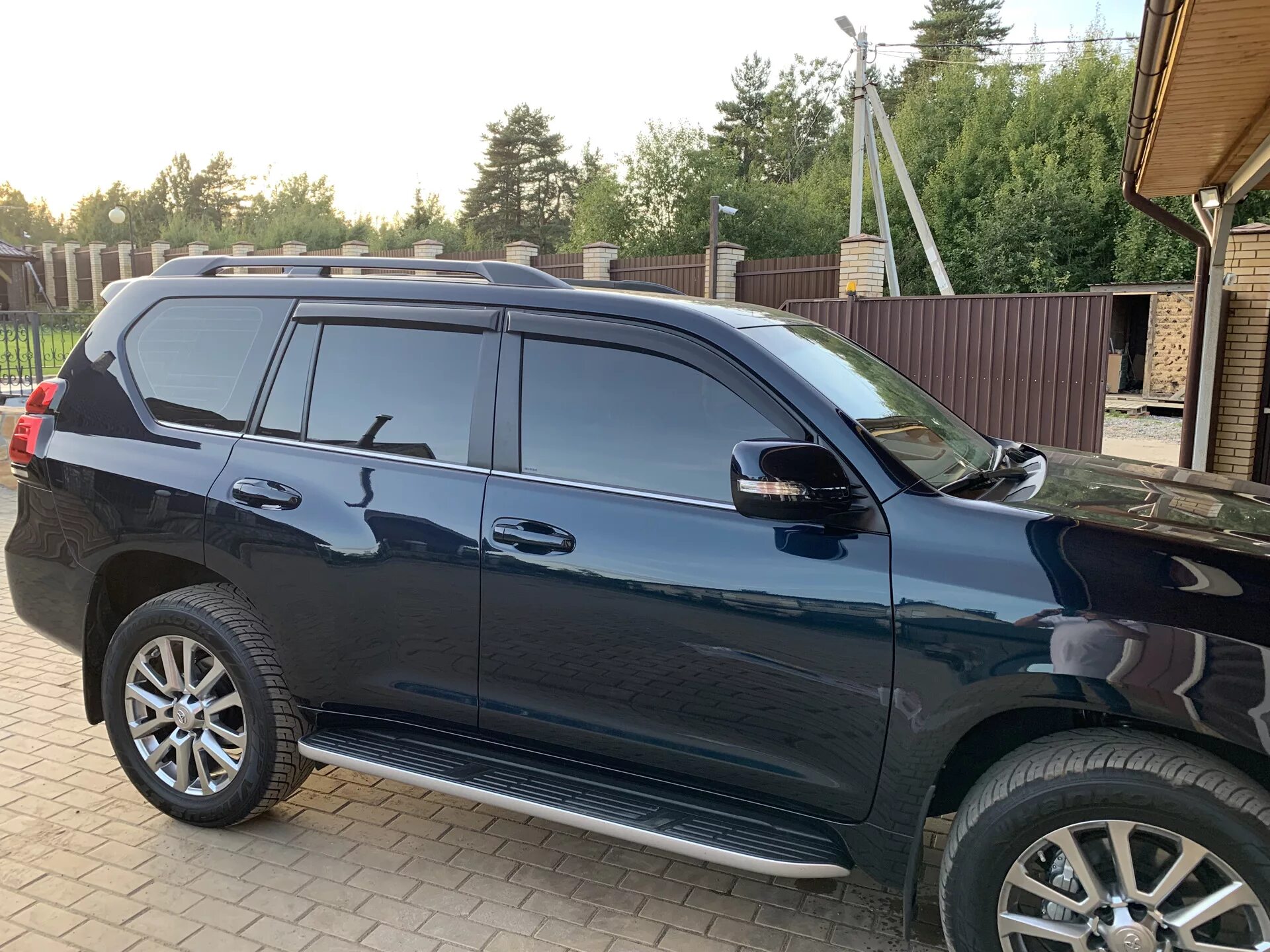 Toyota Land Cruiser Prado 150 тонированный. Тойота Прадо 150 тонированный. Тойота ленд Крузер Прадо 150 черный тонированный. Тойота Прадо 150 черный тонированный.