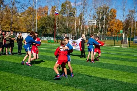 На школьном стадионе соревновались