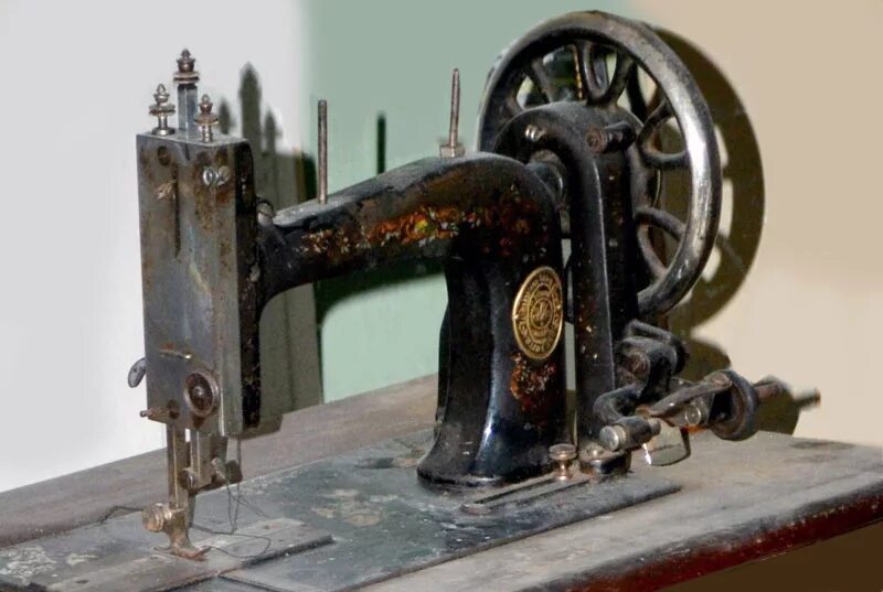 Швейные машинки старого образца зингер. Швейная машинка (Zinger super 2001). Зингер швейная машинка 1855. Зингер 160 черная швейная машинка. Швейные машинки фирмы Зингер.