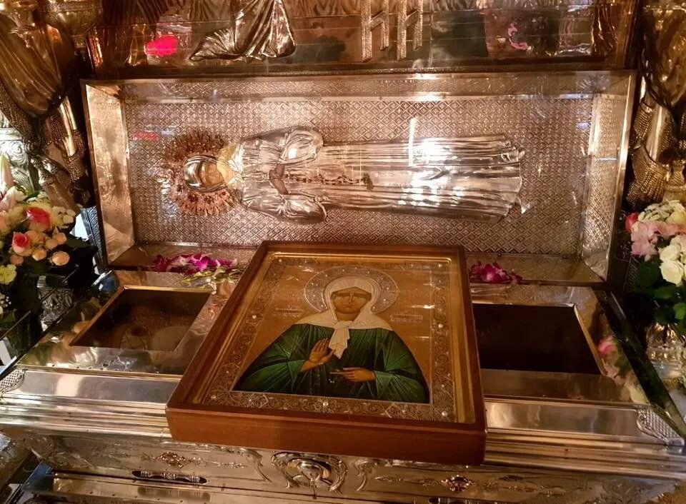 Где находится мощь матроны. Обретение мощей св матроны московской. святая блаженная матрона московская мощи. блаженная матрона московская икона в покровском монастыре. матрона московская икона покровский монастырь.