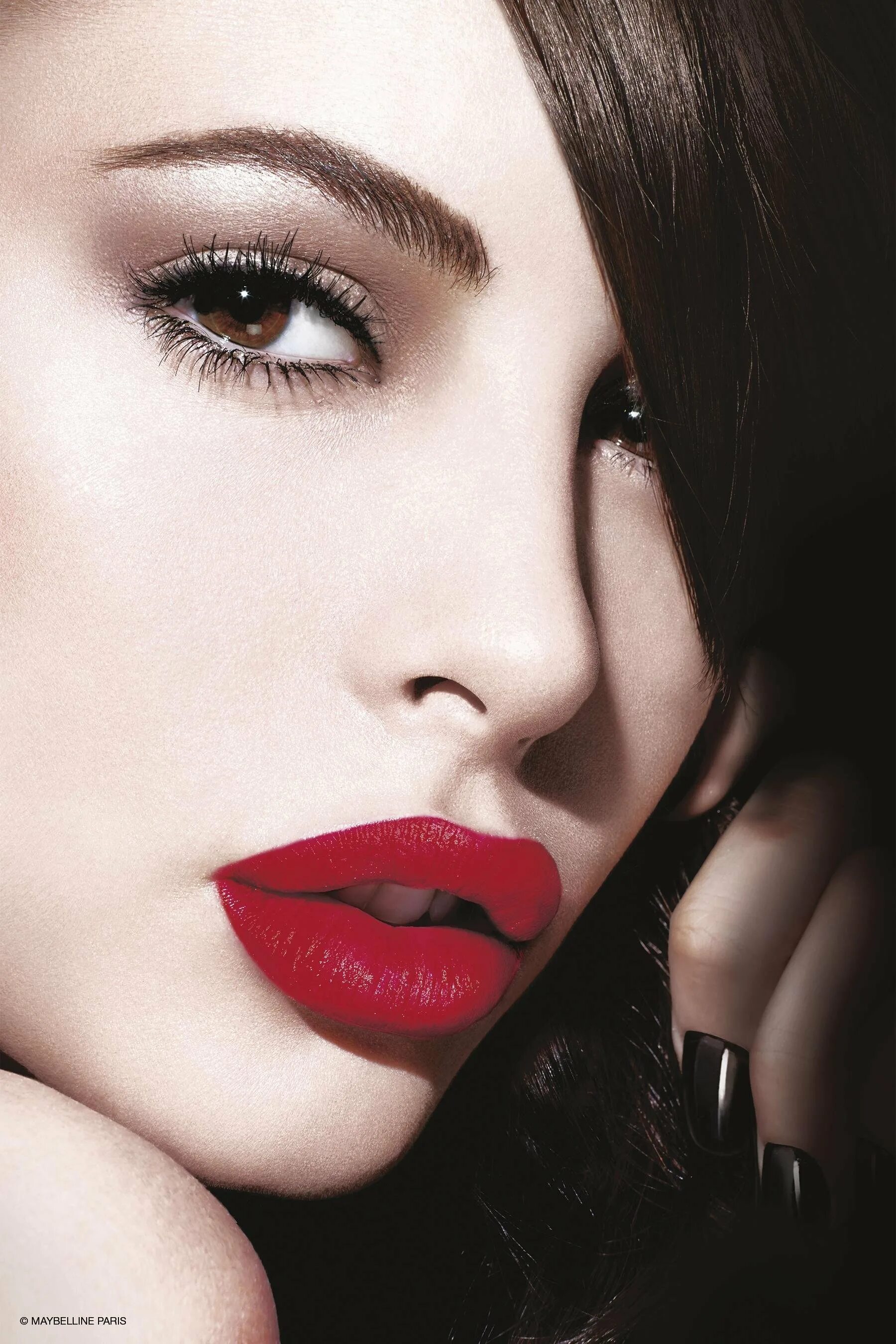 Яркие губы. Очень яркие губы. Классическая красная помада. Макияж с розовой помадой. Красивые губы.