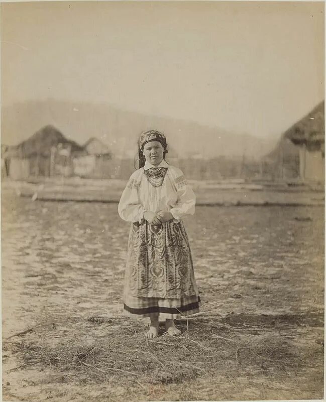 Old ukrainian. Бабушка в народном костюме. Old ukrainian. Украинские женщины 19 века. Жители западной украины.
