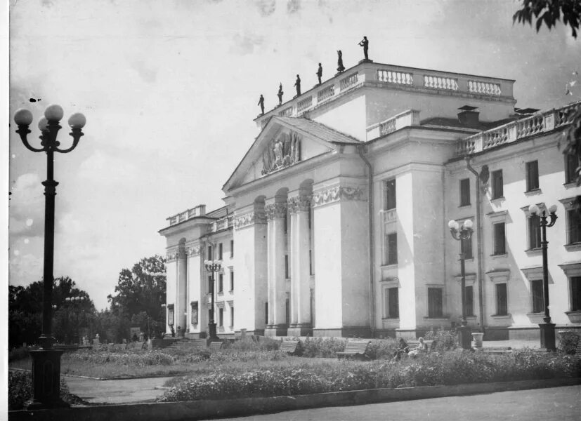 Город металлургов в годы великой отечественной. Дворец Алюминщик Новокузнецк. Дворец Алюминщиков Новокузнецк парк. Дворец культуры Новокузнецк. ДК Алюминщик город Новокузнецк.