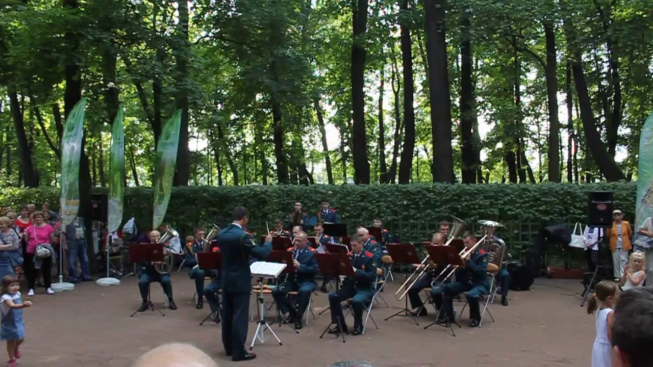 Песня играет духовой оркестр в городском. Духовой оркестр в летнем саду 2022 Петербург. Духовой военный оркестр в летнем саду. Летний сад в Санкт-Петербурге оркестр. Духовой военный оркестр в летнем саду СПБ.