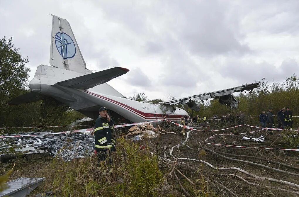 Упавший самолет ту. Ан 12 грузовой самолет. ан12 самолет.
