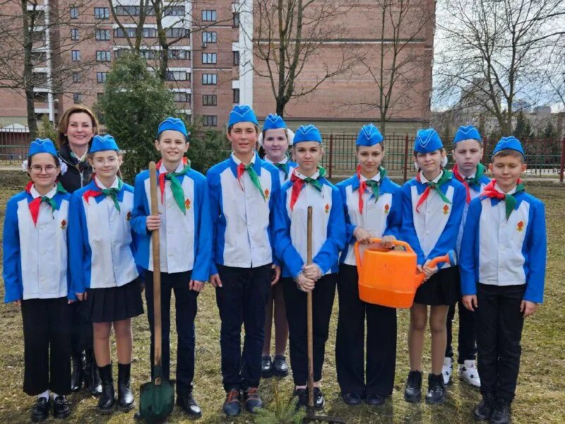 Дети в школе. Школьники в классе. Занятия в школе старшеклассники. Среди 3 классов. Ученик за партой.