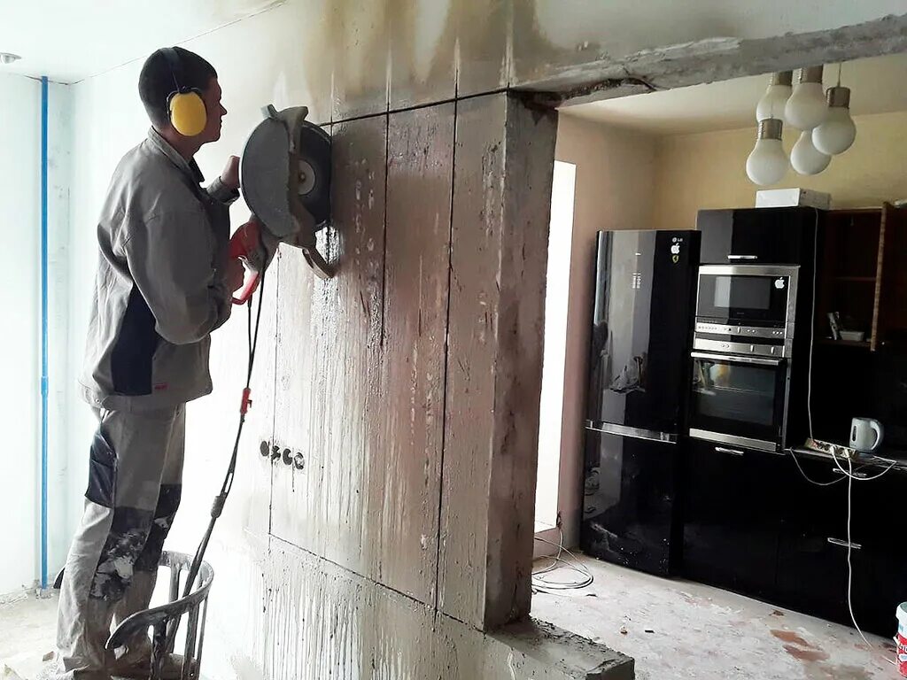 резки проемов в бетоне. алмазная резка проемов отверстия демонтаж. демонтаж проема. алмазная резка дверных проемов. резка проемов в стенах.