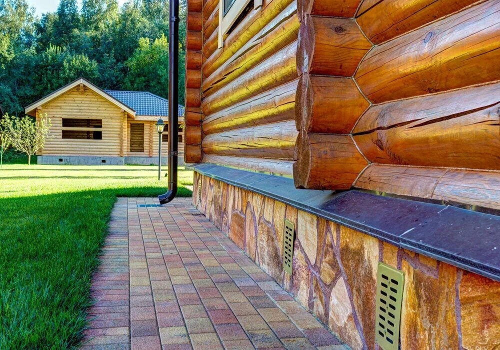 отделка цоколя деревянного дома. цокольная отделка фундамента. отделка цоколя клинкерной плиткой. утепление фундамента деревянного дома. отмостка фундамента.