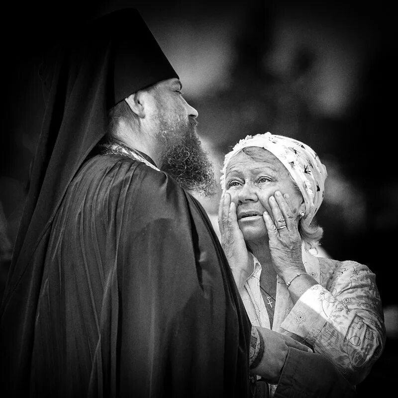 Исповедь отца. Женщина и священник в храме. беседа со священником. разговор со священником. исповедь женщины.