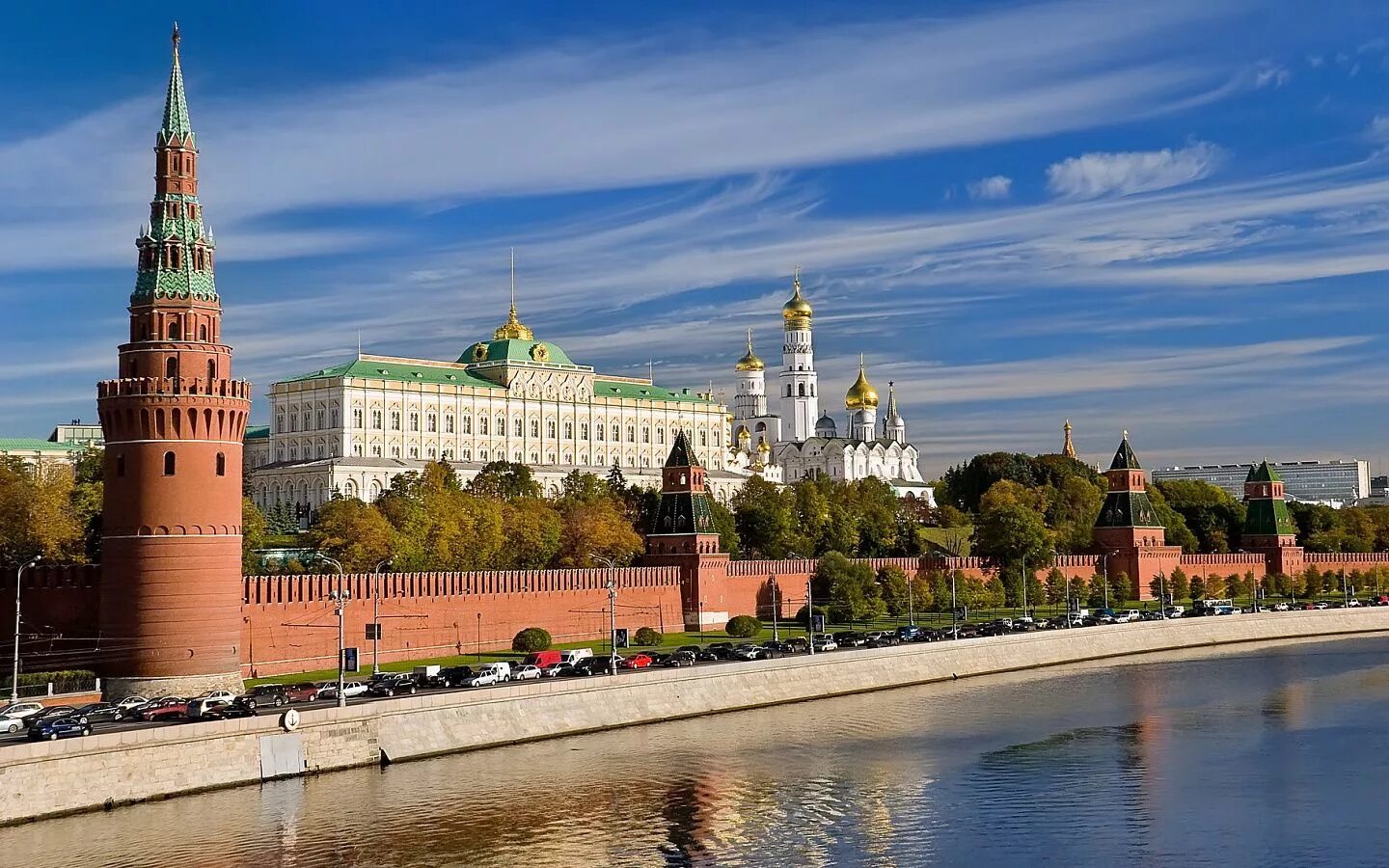 Кремлевский вид. Кремлевская набережная Московский Кремль. Московский Кремль вид с Москвы реки. Кремль со стороны Москвы реки. Набережная реки Москвы Кремлевская стена.