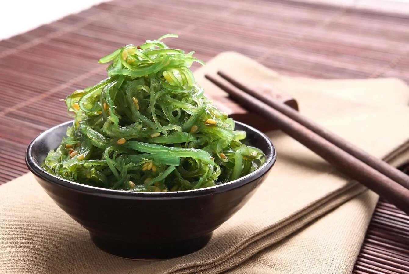 Какие водоросли используют в пищу. Морская капуста японика. Съедобные водоросли. Бурые водоросли вакамэ. Полезные водоросли для человека.