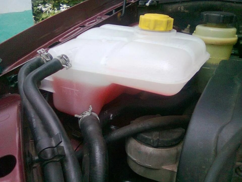 6. Почему расширительный бачок холодный. Расширительный бачок лифан х60. Бачок охлаждающей жидкости opel astra j 1. Фиат альбеа уровень ож.