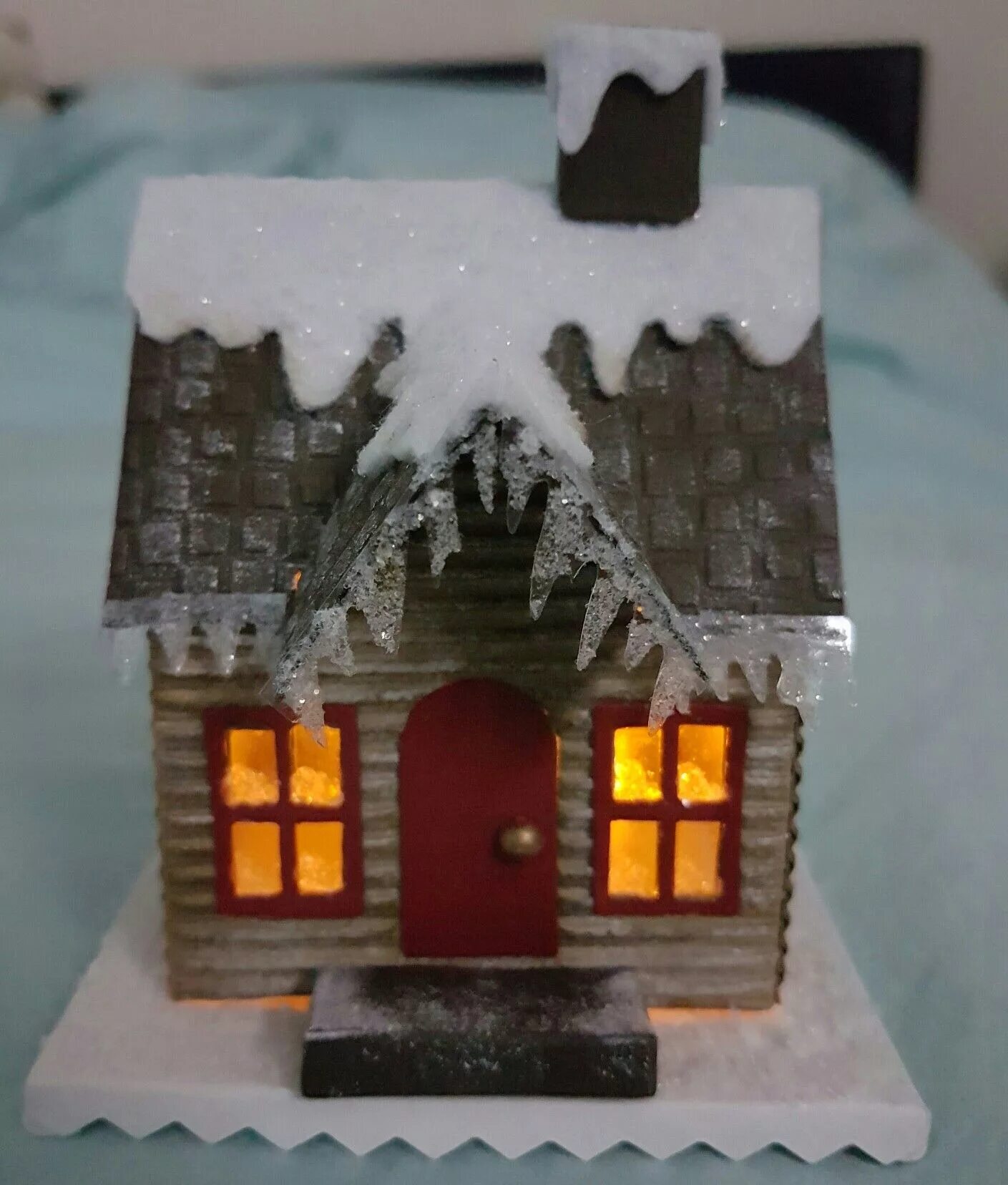 Как сделать дом зимой. Зимний домик мастер класс. Новогодний домик своими руками. Игрушечный деревенский домик. Как сделать дом зимой.
