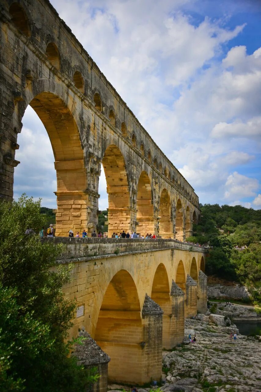 Акведуки в древнем Риме. Пон-дю-гар Римский акведук. Римская архитектура акведуки. Гарский мост в Риме.