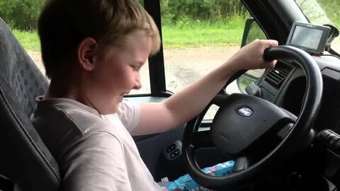 Видео девушка едет за рулем