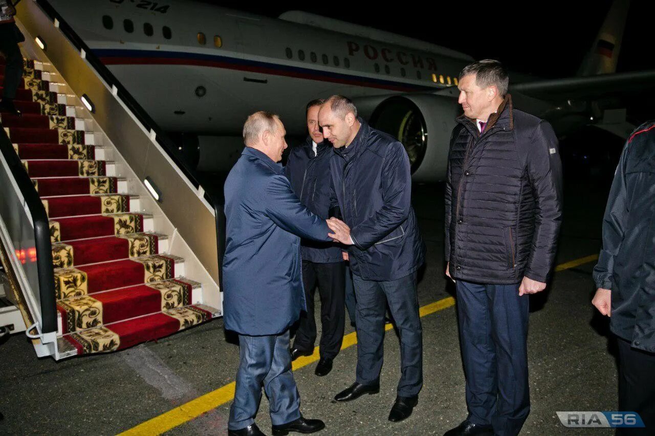Приезд в оренбург. Встреча президента в аэропорту.