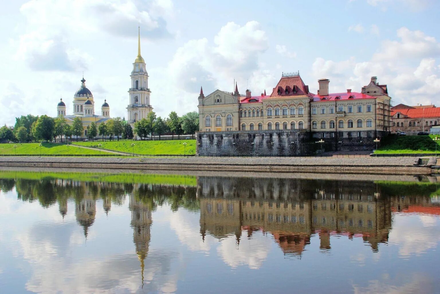 Рыбинский википедия. Рыбинск Ярославская область. Город Рыбинск Ярославской области достопримечательности. Городской округ город Рыбинск. Рыбинск город на Волге.