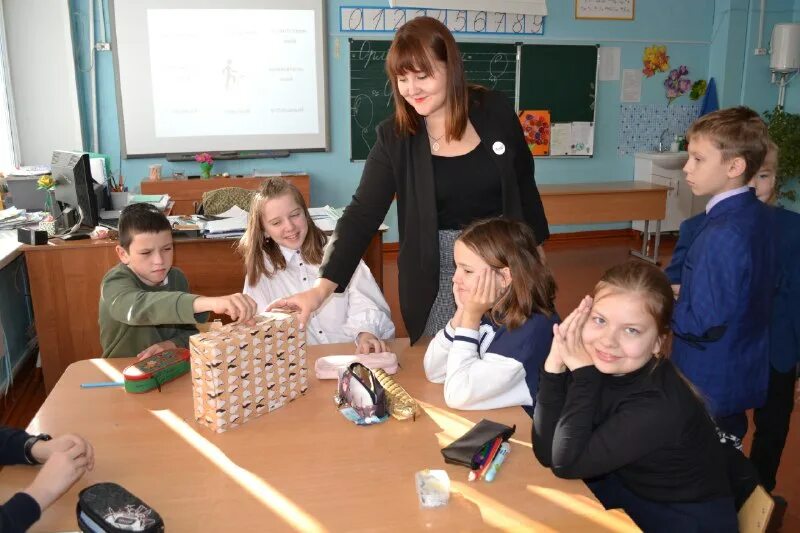 учитель и дети. вместе с классом. педагог и ученик. учитель и ученик. учитель и радостные дети.