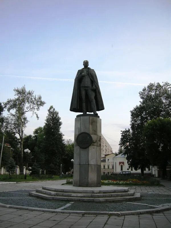 Памятник николаевичу. Памятник петру нестерову в нижнем новгороде.