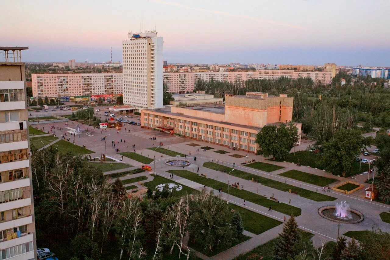 Парк волжский площадь ленина. Городской парк волжский. Парк на ленина города волжский. Достопримечательности волжский волгоградская. Городской парк волжский.