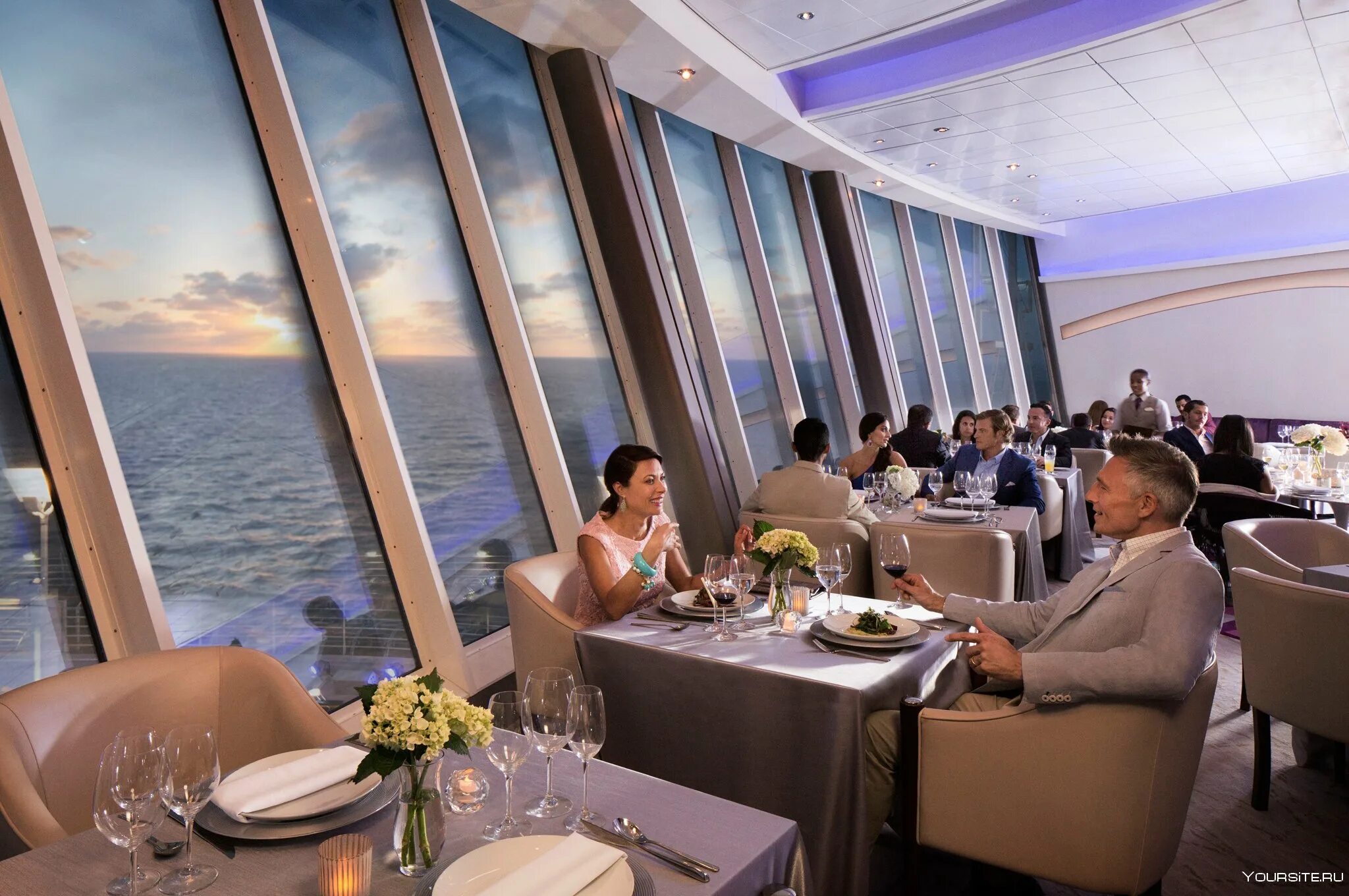 Палуба круизного лайнера. Туристы на лайнере. Капитан круизного лайнера. Экипаж круиза. Прогулка на лайнере.