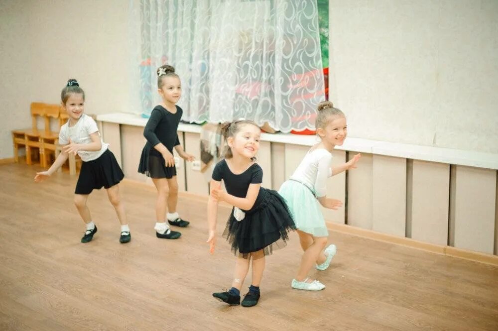 Танец детям под песню. Занятия хореографией для детей. Занятие по хореографии в детском саду. Занятия танцами для детей. Хореография для детей в детском саду.