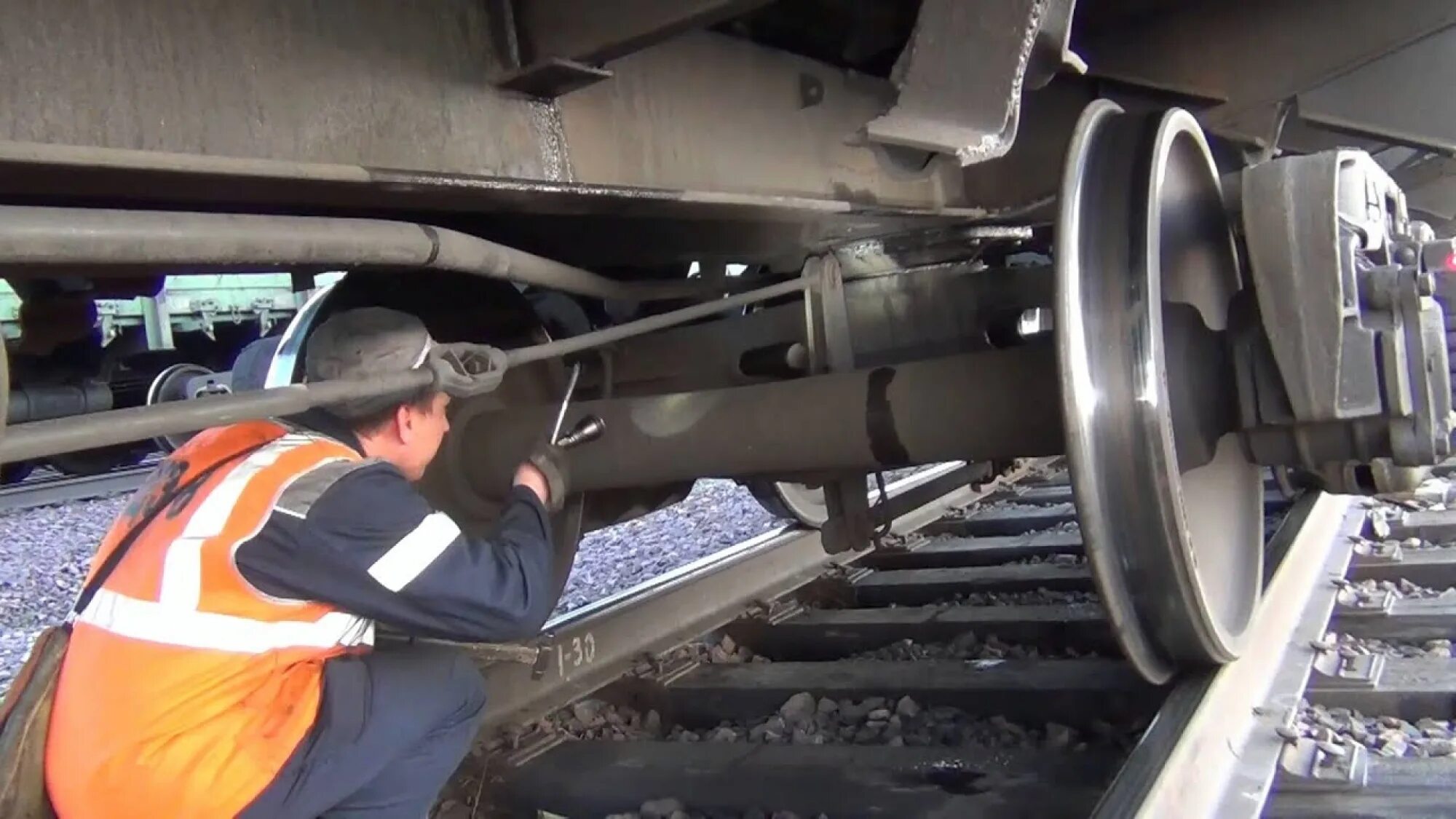 Осмотрщик ремонтник вагонов ржд. Осмотрщик ремонтник вагонов ржд. Приёмосдатчик вагонов. Технический осмотр вагонов. Вагонщик.