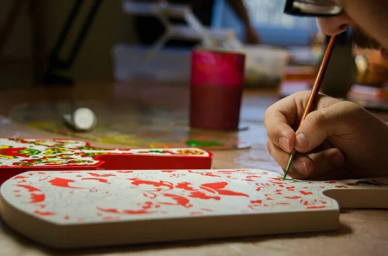 мастерская роспись ткани. специальность художник росписи по дереву в твери. художник по ткани. художник росписи по дереву работа. работа художнику роспись москва.